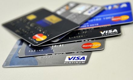 Especialistas alertam sobre saques em cartões de crédito consignados