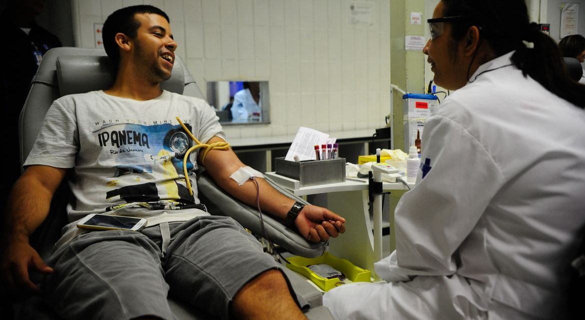 Doação de sangue deve ser feita antes de tomar vacina contra covid-19