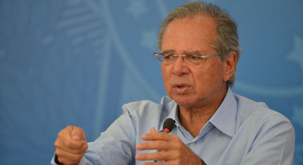 “Melhor forma de erradicar a miséria é dar dinheiro para o pobre”, diz Guedes no Senado