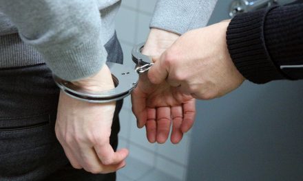 Homem é preso após ameaçar mulher em Louveira