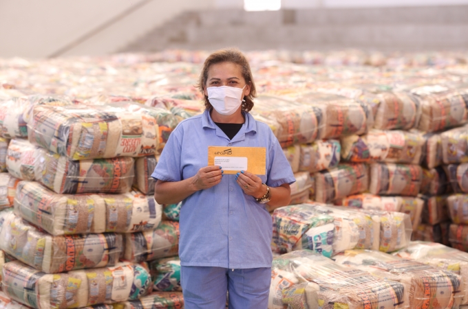 Cesta e cartão alimentação garantem suporte a milhares de famílias durante a pandemia