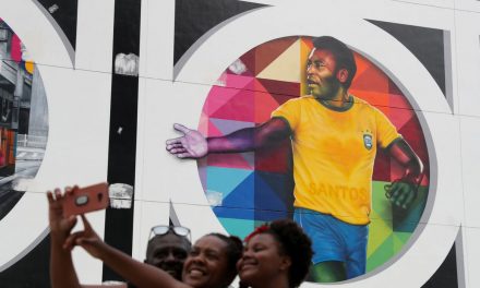 Documentário lançado neste terça-feira mostra trajetória de Pelé