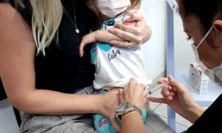 Crianças ainda não possuem vacina aprovada contra Covid-19, no Brasil