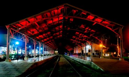 Iluminação especial em vermelho dá destaque à Estação Ferroviária de Louveira e marca Dia do Doador