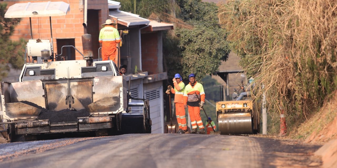 Estrada Pau a Pique recebe recapeamento; construção do reservatório chega à última etapa