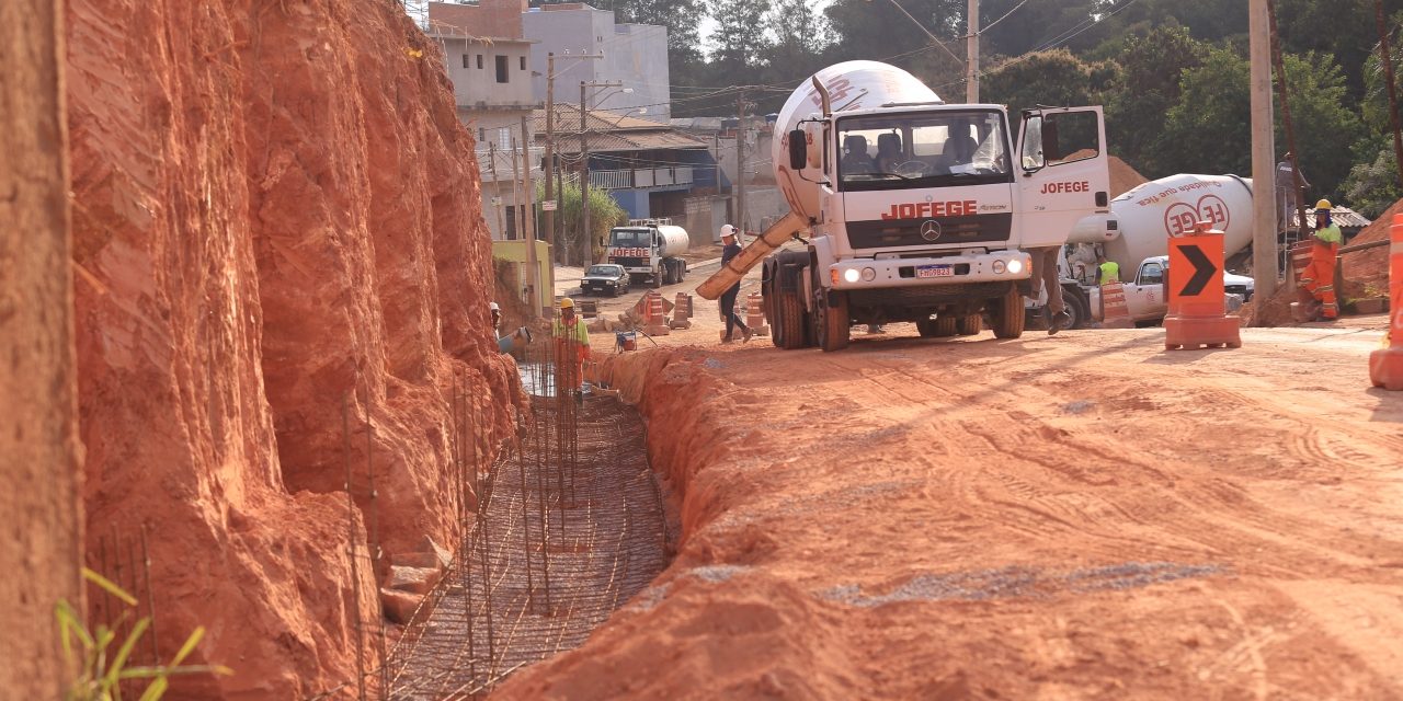 Prefeitura inicia concretagem de fundação do muro de arrimo na Estrada Pau a Pique