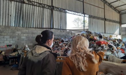 Secretária de Meio Ambiente visita cooperativa de reciclagem de Jaguaríuna