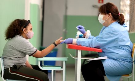 VOLTA ÀS AULAS – Saúde inicia aplicação de testes rápidos de covid-19 em alunos da Rede Municipal de Ensino