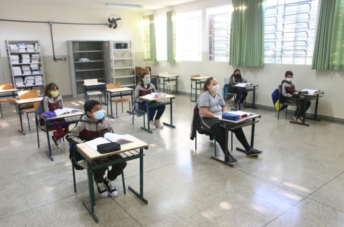 Educação aumenta capacidade de ocupação das salas de aula para 50% e amplia presença de alunos nas escolas