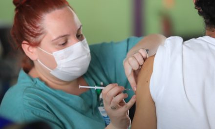 Vacinação contra Covid-19 em Louveira funciona até 19h30 na terça (28) e na quarta(29)