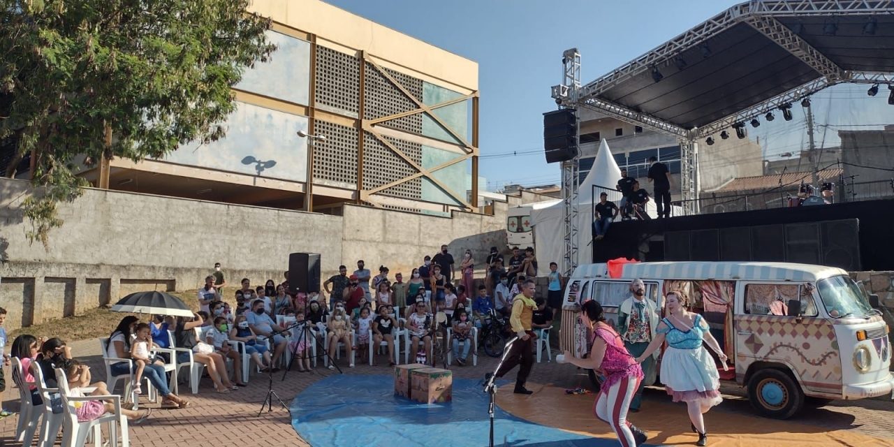 Shows e espetáculo de teatro levaram alegria e animação à Praça da Bica no final de semana