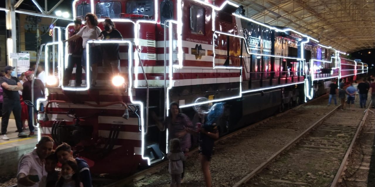 Natal em Louveira: Chegada do Papai Noel em trem iluminado leva alegria e emoção à Estação Ferroviária