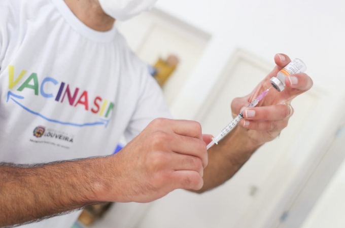 Louveira começa vacinar pessoas com 30 anos contra covid-19