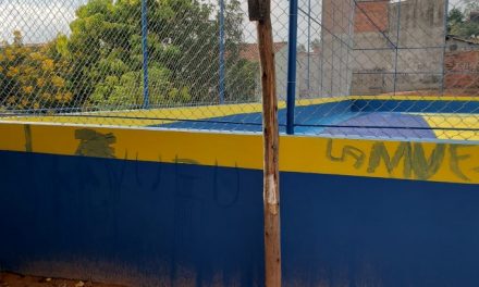 Vandalismo na quadra de esportes no Jardim Amazonas: local é alvo de pichação