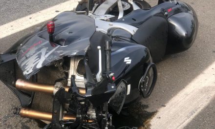Acidente em Louveira: Moto fica destruída após bater em mureta na Anhanguera