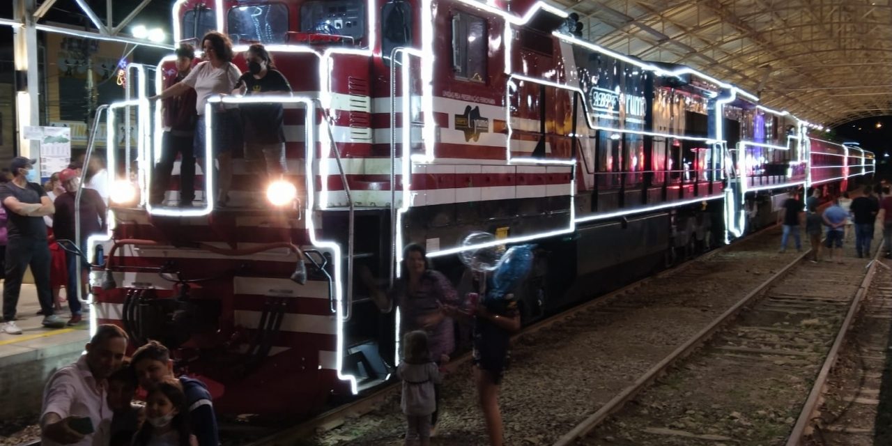 Trem iluminado de Natal passará por Louveira no sábado (17) às 19h