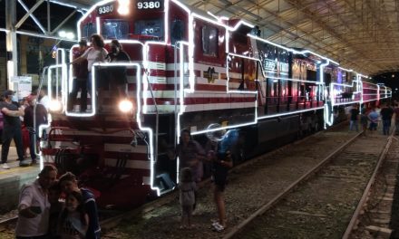 Trem iluminado de Natal passará por Louveira no sábado (17) às 19h