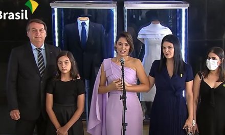 Governo inaugura exposição de roupas que Bolsonaro e Michelle usaram na posse