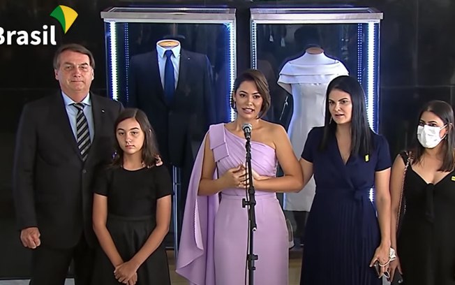 Governo inaugura exposição de roupas que Bolsonaro e Michelle usaram na posse
