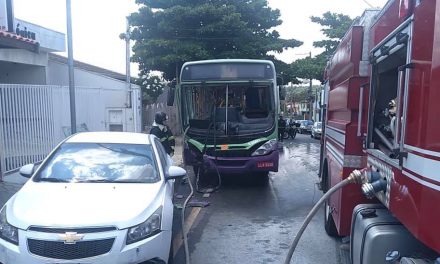 Ônibus bate e pega fogo no Bairro Santo Antônio
