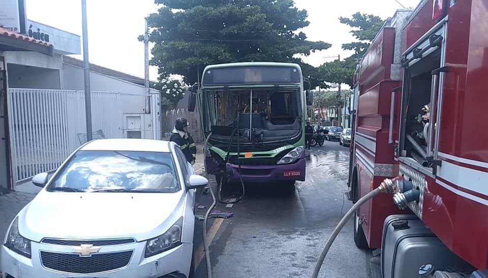 Ônibus bate e pega fogo no Bairro Santo Antônio