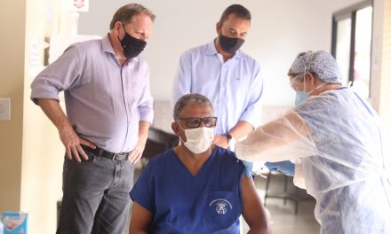 Técnico de enfermagem de 59 anos é o primeiro vacinado contra a covid-19 em Louveira