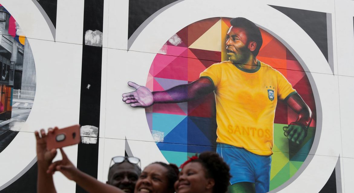 Documentário lançado neste terça-feira mostra trajetória de Pelé