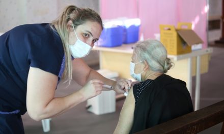 Vacinação de idosos com 90 anos contra a covid-19 começa em Louveira