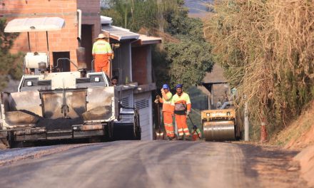 Estrada Pau a Pique recebe recapeamento; construção do reservatório chega à última etapa