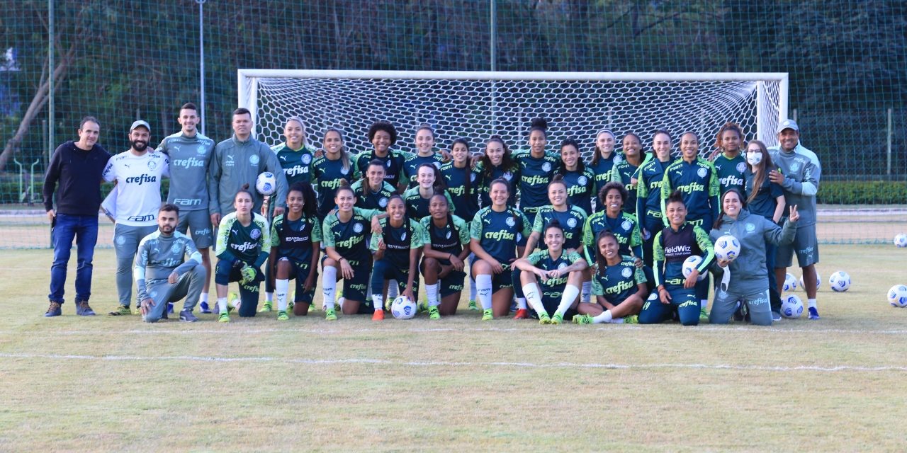 Time femino do Palmeiras treina em Louveira
