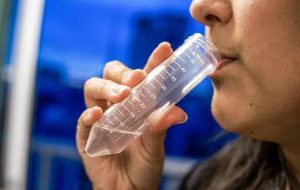 Novo teste rápido detecta coronavírus na saliva e também indica a carga viral