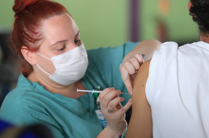 Vacinação contra Covid-19 em Louveira segue neste sábado (11)