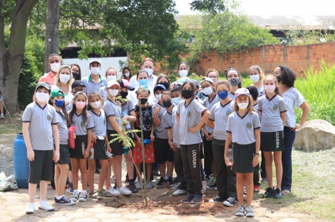 Louveira celebra Dia do Rio Capivari com plantio de mudas e conscientização de crianças