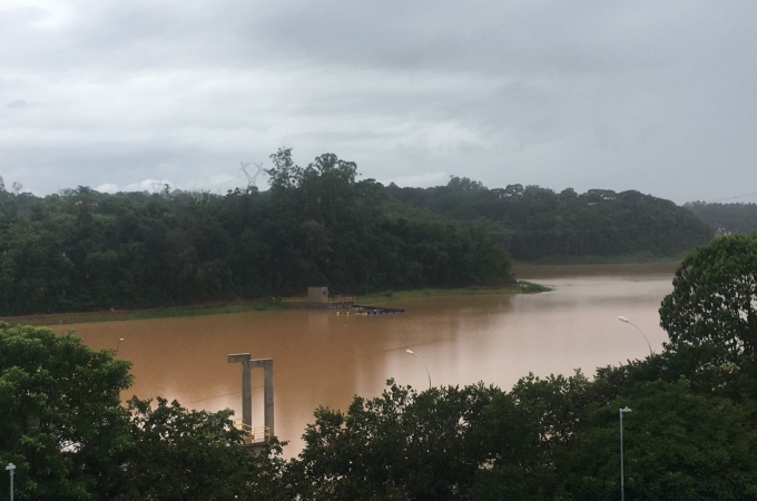 Com chuvas intensas, represa do Córrego Fetá enche e opera com 98% de sua capacidade nesta segunda-feira (31)