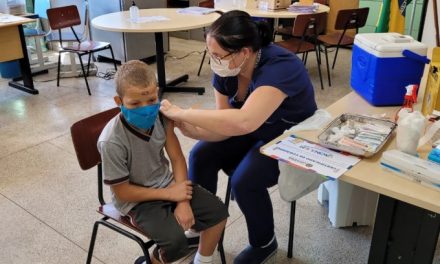 Vacinação de alunos nas escolas de Louveira começa nesta quarta-feira (23)