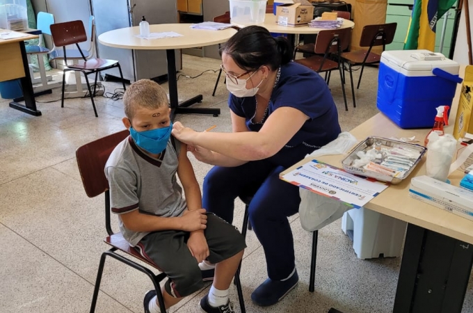 Vacinação de alunos nas escolas de Louveira começa nesta quarta-feira (23)