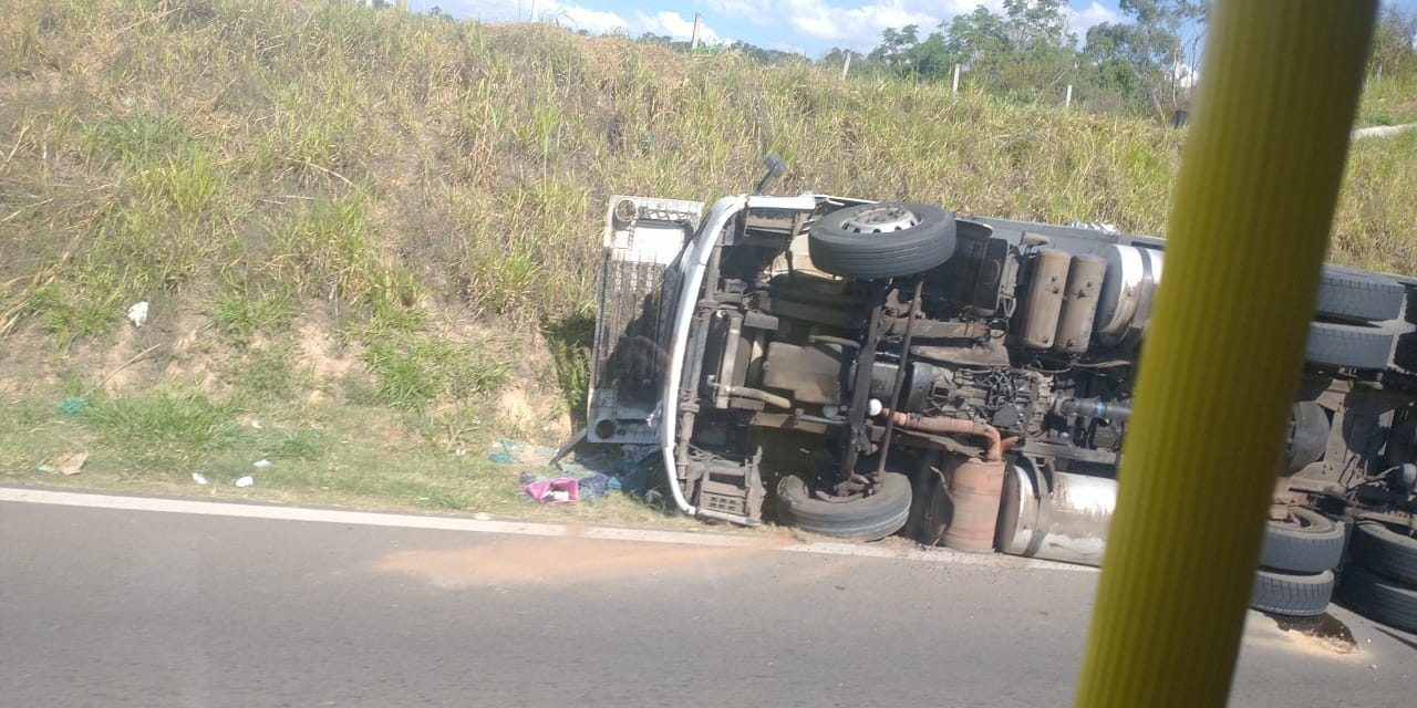 Caminhão tomba em alça de acesso da Rodovia Romildo Prado