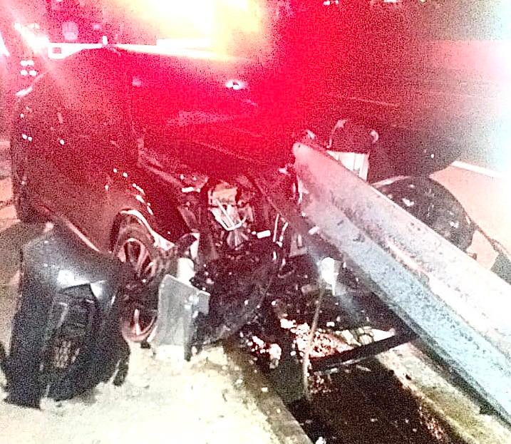 Acidente na Anhanguera em Louveira: motorista perde controle do carro e bate em proteção metálica