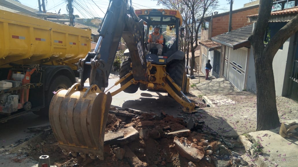 Rua Xingu recebe 30 toneladas de asfalto